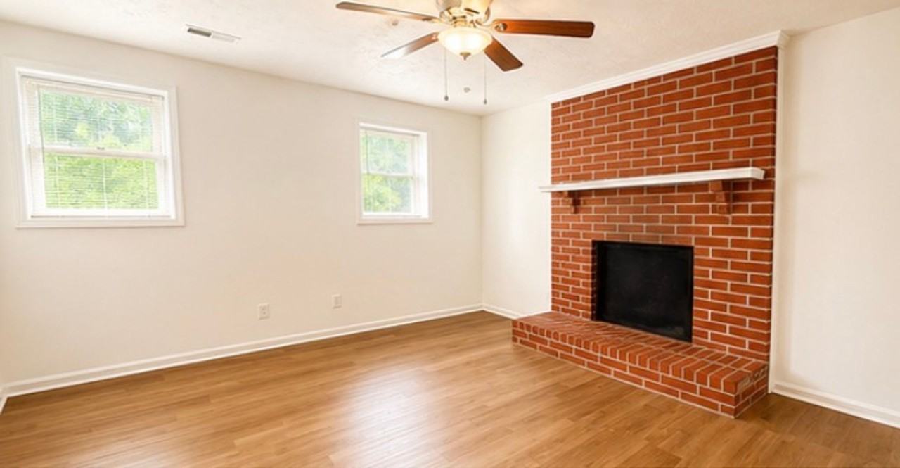 451 Woodview Dr - Photo 2 of 6