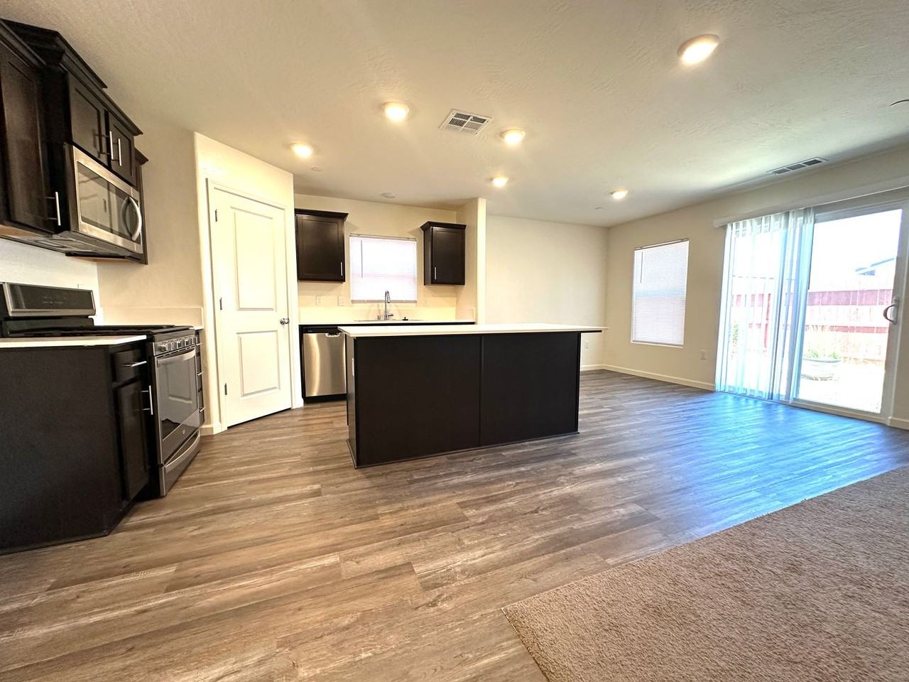 1311 Eagle Crest Ct - Photo 3 of 25