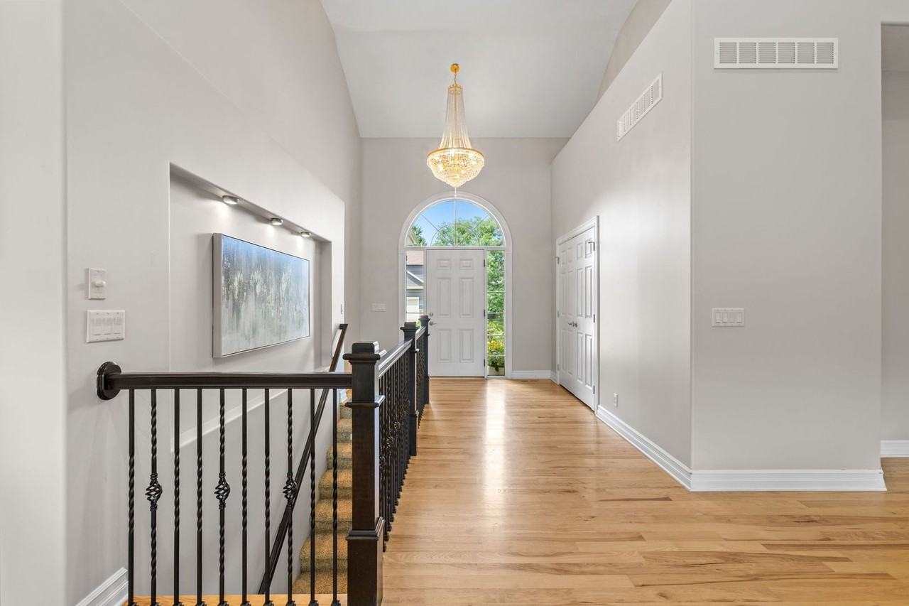 17055 Corby St - Photo 4 of 47
