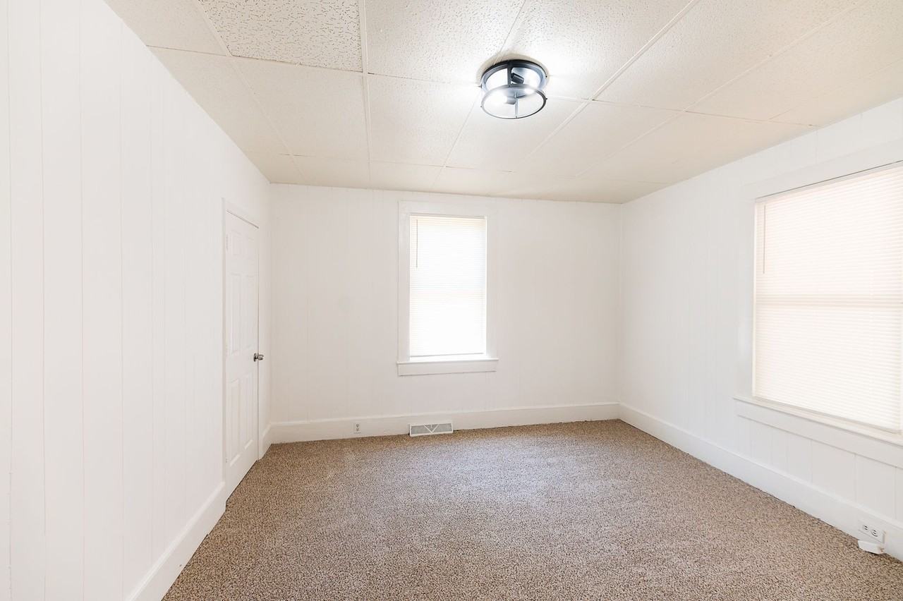 613 N Jackson Ave - Photo 4 of 32