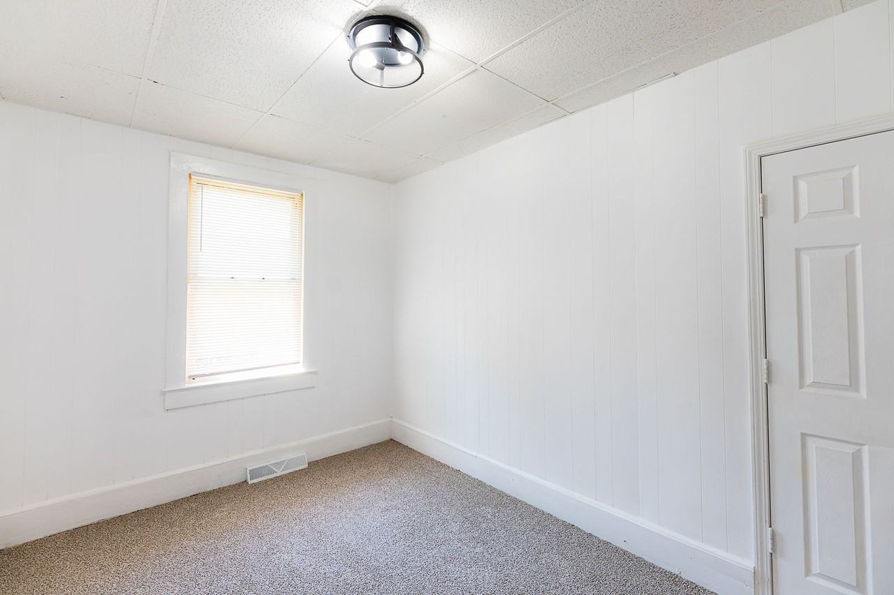 613 N Jackson Ave - Photo 7 of 32
