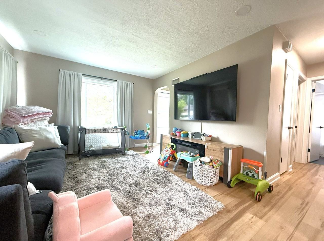 818 S 110th St - Photo 4 of 17
