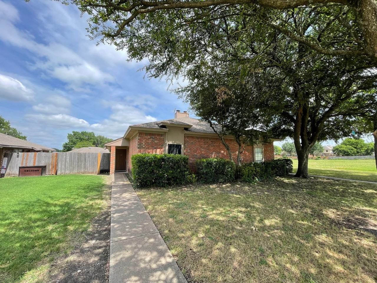 1754 Carrington Dr - Photo 2 of 15
