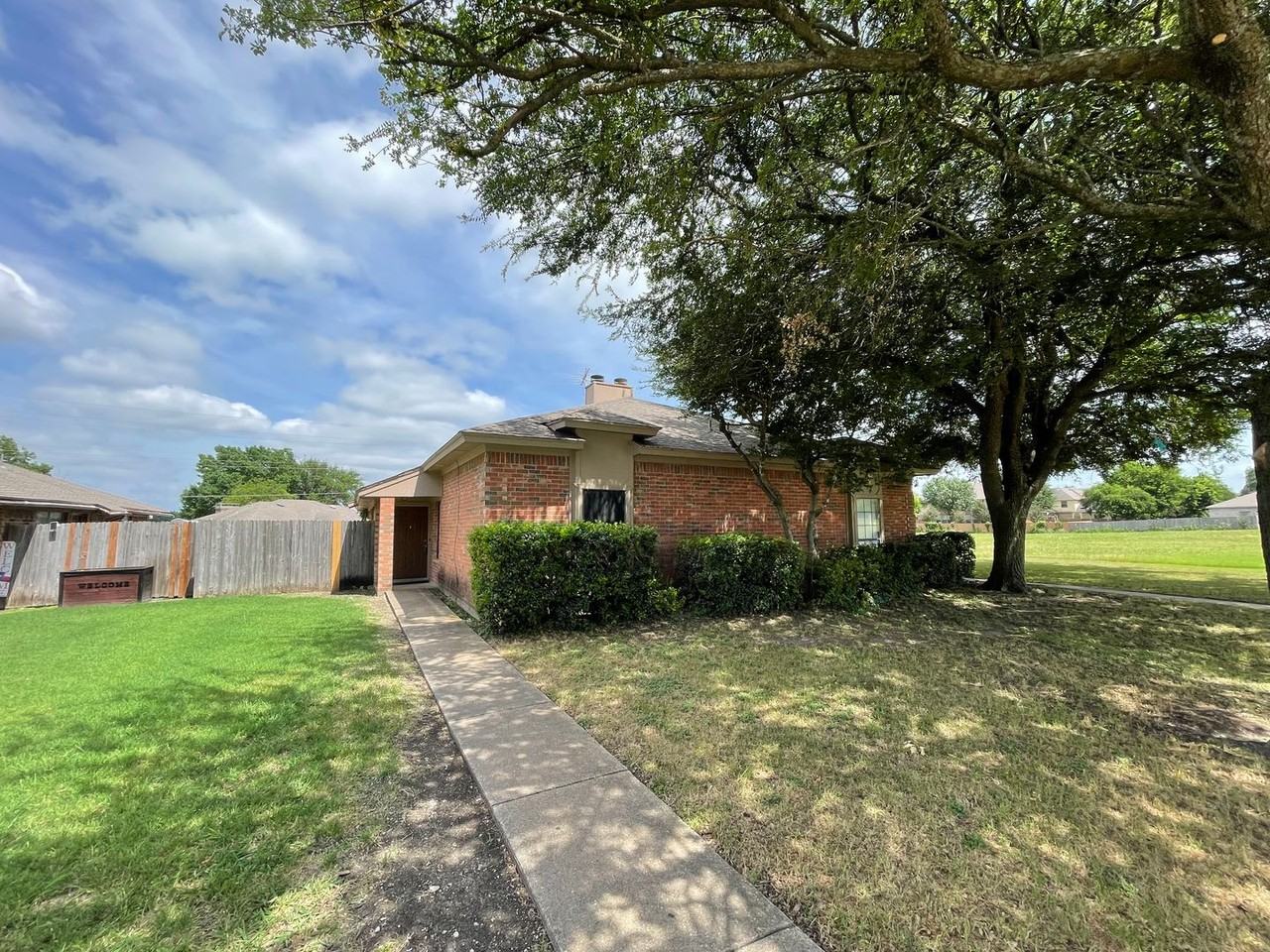 1754 Carrington Dr - Photo 3 of 15