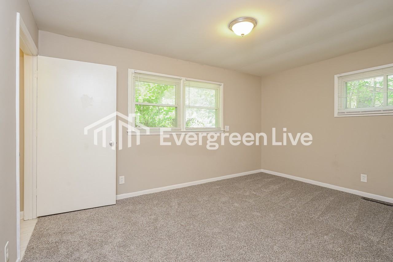 4207 Hampshire Dr - Photo 3 of 15