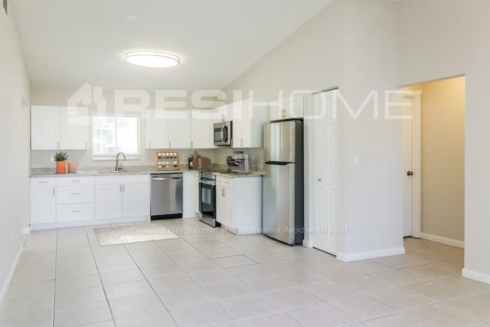 1034 Westwood Dr - Photo 4 of 18