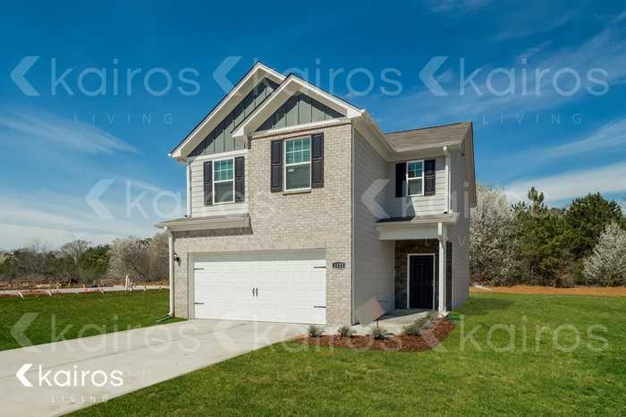 1123 Freedom Pkwy - Photo 2 of 17