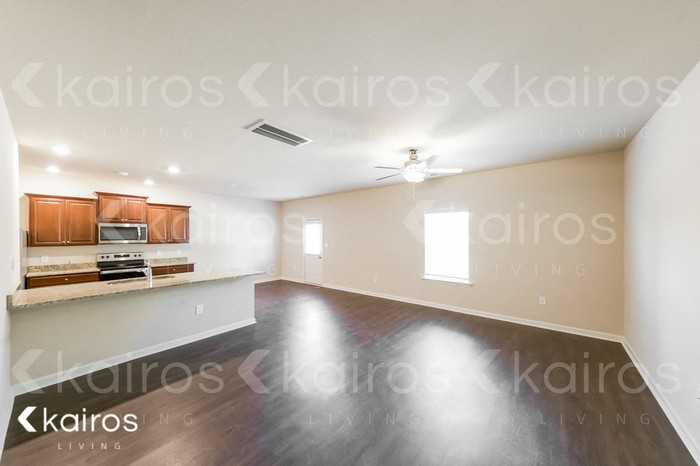 1123 Freedom Pkwy - Photo 4 of 17