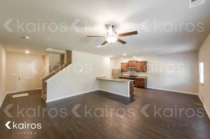 1123 Freedom Pkwy - Photo 5 of 17