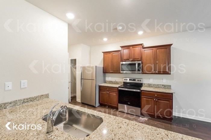 1123 Freedom Pkwy - Photo 6 of 17