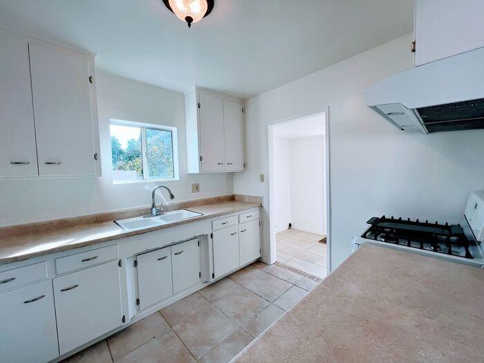 156 Date St - Photo 3 of 21