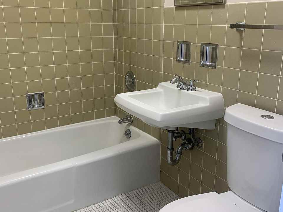 392 Executive Dr #306 - Photo 2 of 5