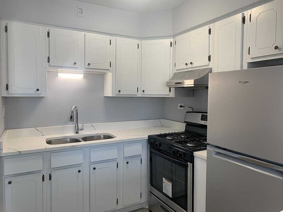 392 Executive Dr #306 - Photo 3 of 5
