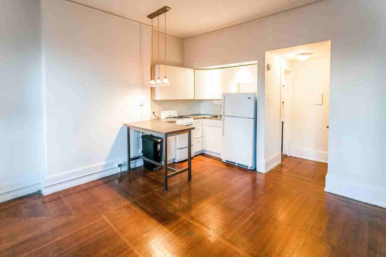 2125 Walnut St #3R - Photo 3 of 7