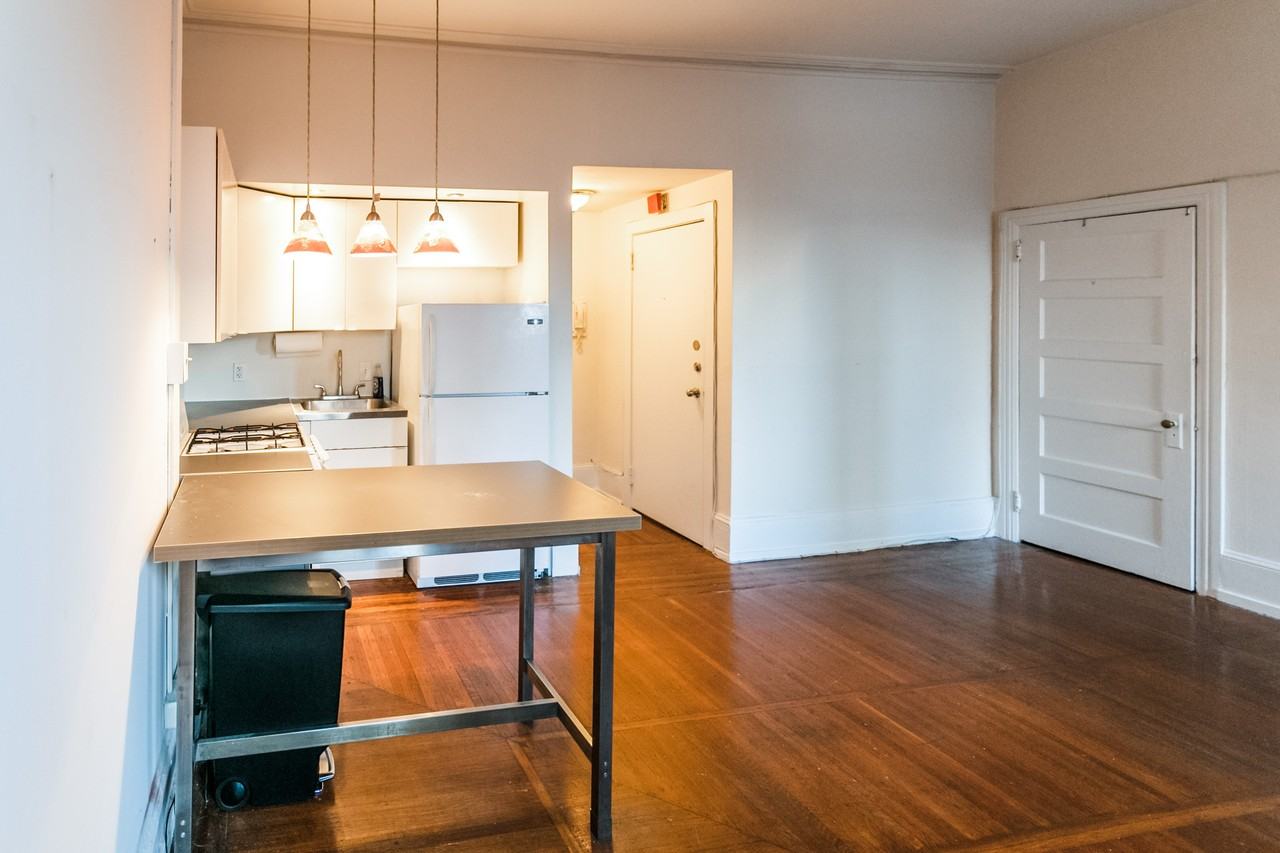 2125 Walnut St #3R - Photo 4 of 7
