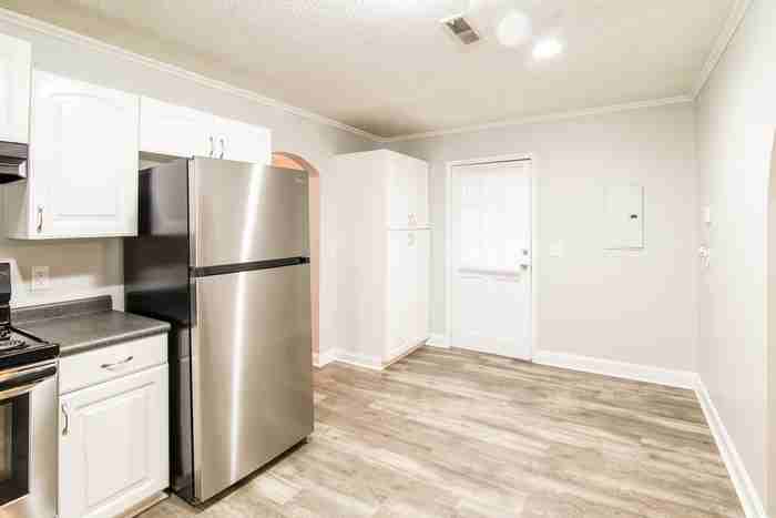 305 Laurel Ave - Photo 5 of 10