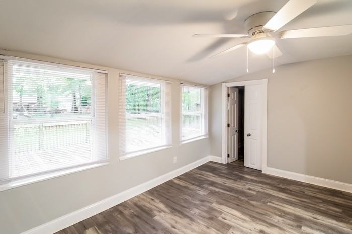 305 Laurel Ave - Photo 6 of 10