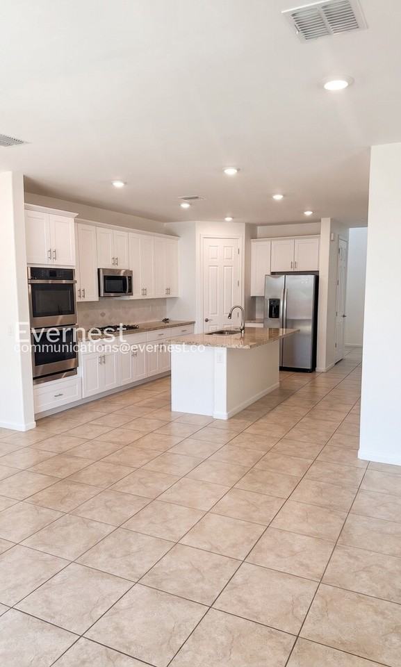 3041 W Crescent View Ln - Photo 2 of 33