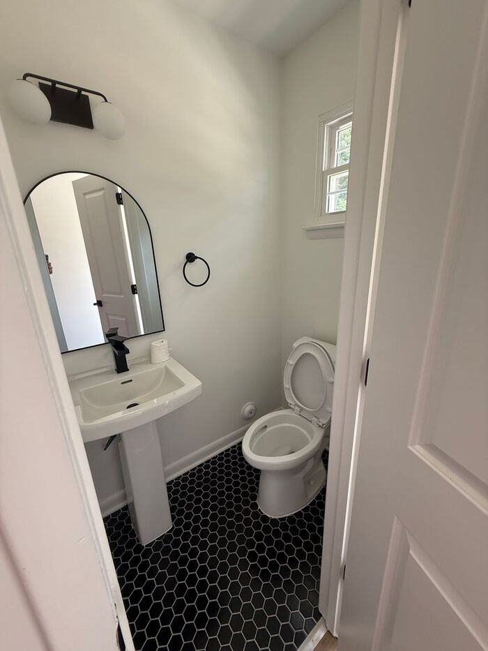 708 Hawes Ct - Photo 4 of 11