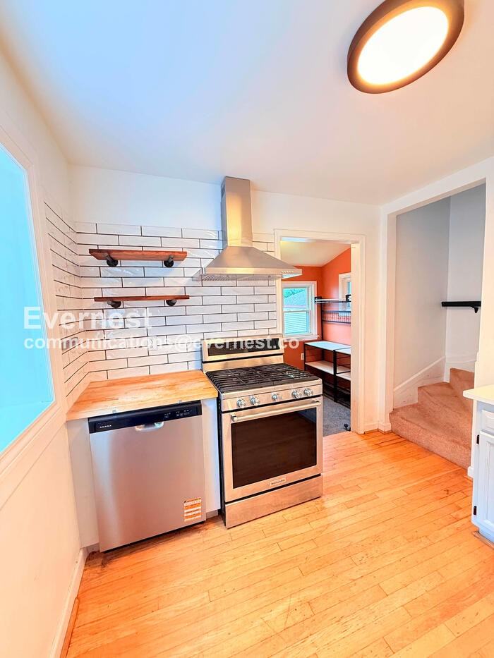1557 Leroy St - Photo 3 of 39