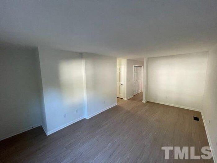 Latham Oaks Ave - Photo 4 of 14