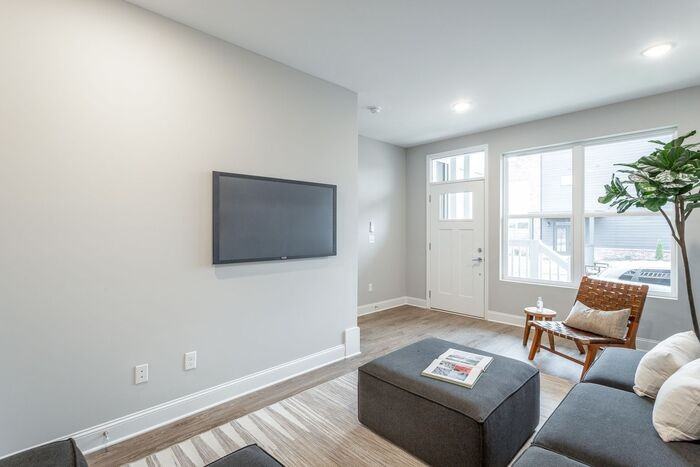 2347 E 18th St - Photo 3 of 18