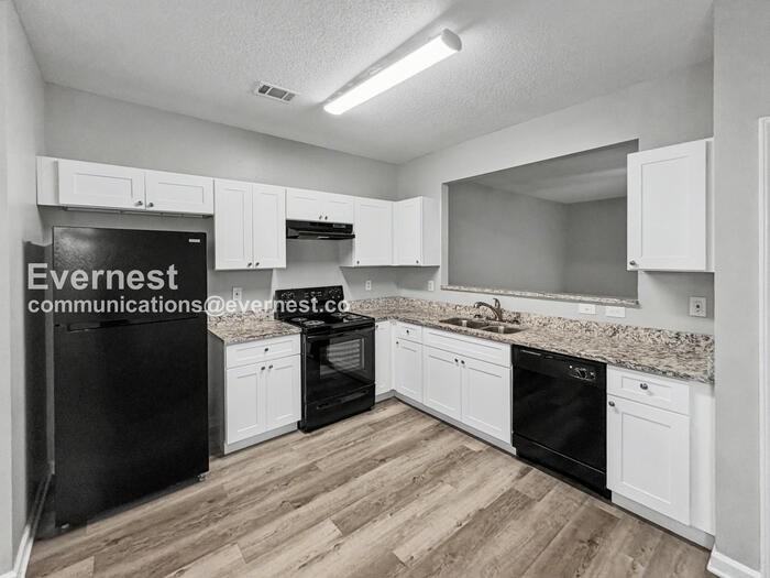 8609 Thomas Ln - Photo 3 of 26