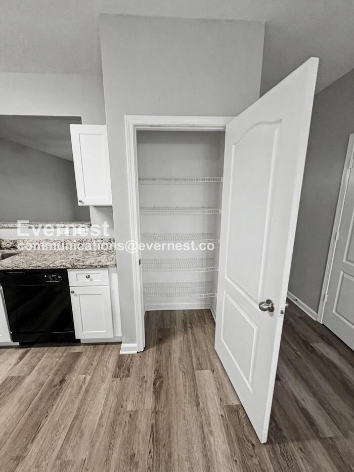 8609 Thomas Ln - Photo 4 of 26