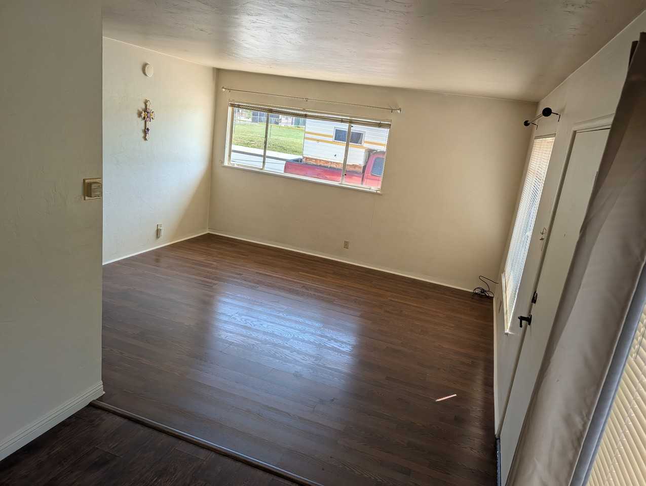 404 4th St #NO1 - Photo 3 of 8