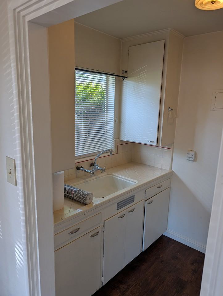 404 4th St #NO1 - Photo 4 of 8