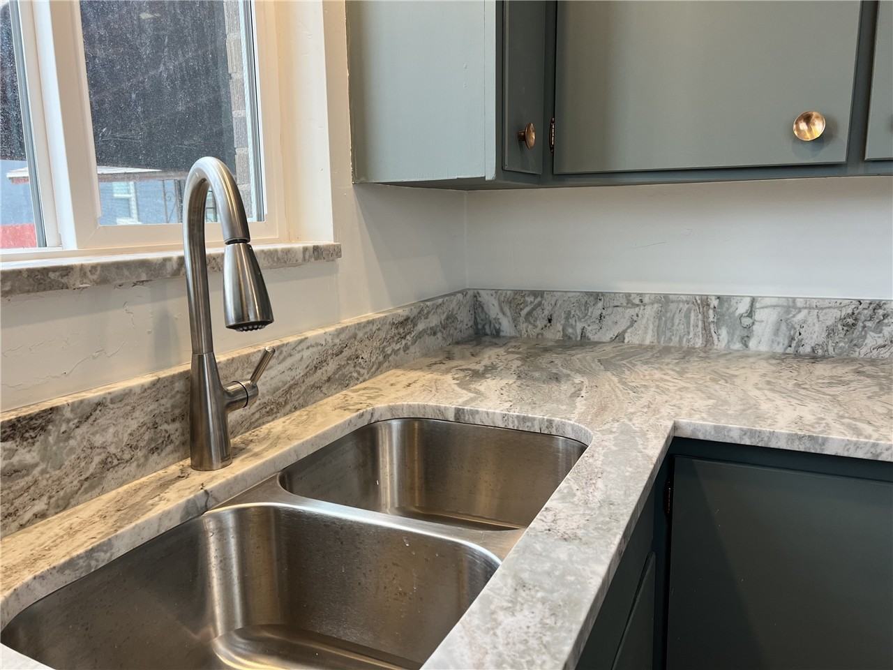 1405 E Parkway Ave - Photo 4 of 12