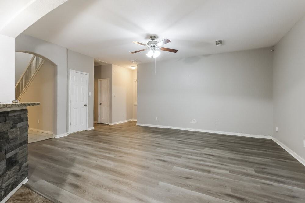 12927 Pine Woods St - Photo 4 of 17