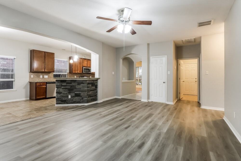 12927 Pine Woods St - Photo 5 of 17