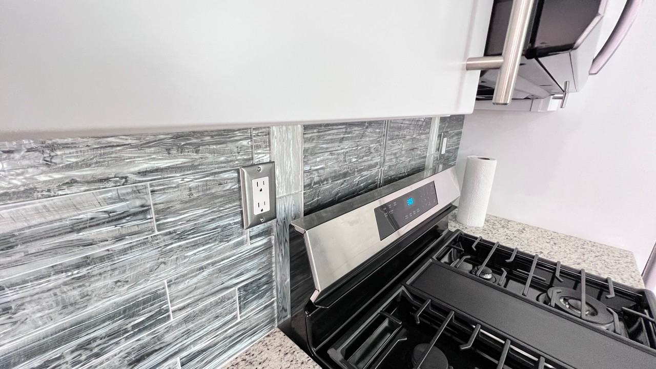 5569 Pine Gate Drive - 2Ultra-Luxury Airport Bungalow #2 - Photo 5 of 30