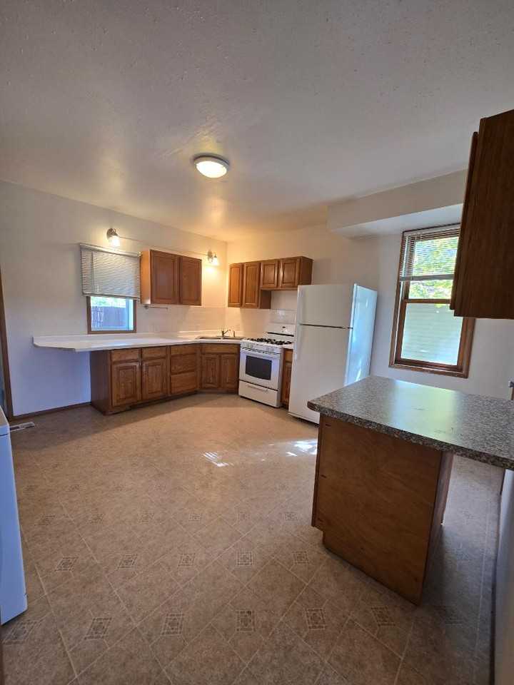 1006 E 2nd St - Photo 2 of 20