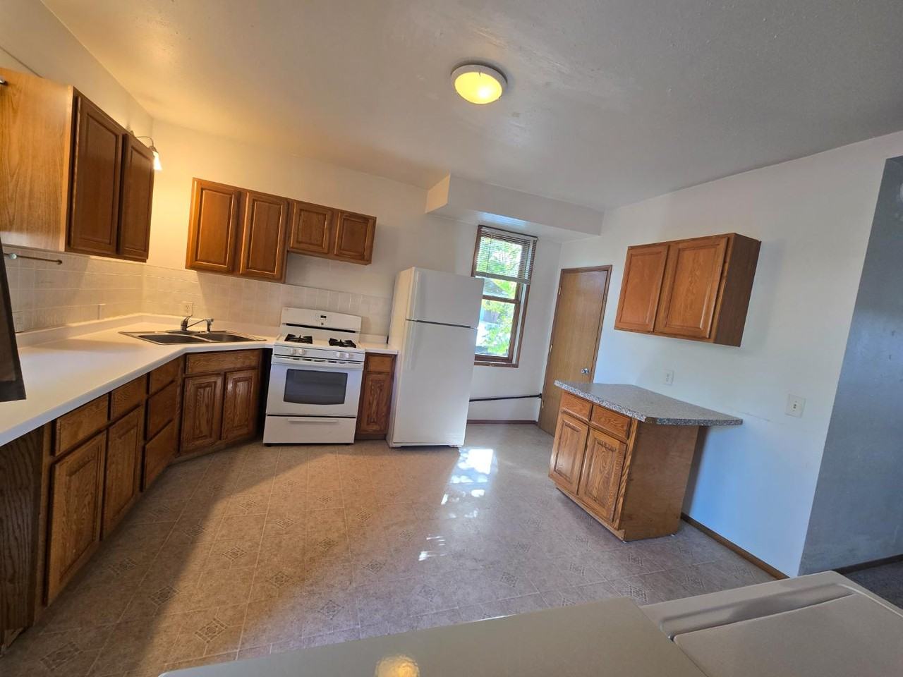 1006 E 2nd St - Photo 6 of 20