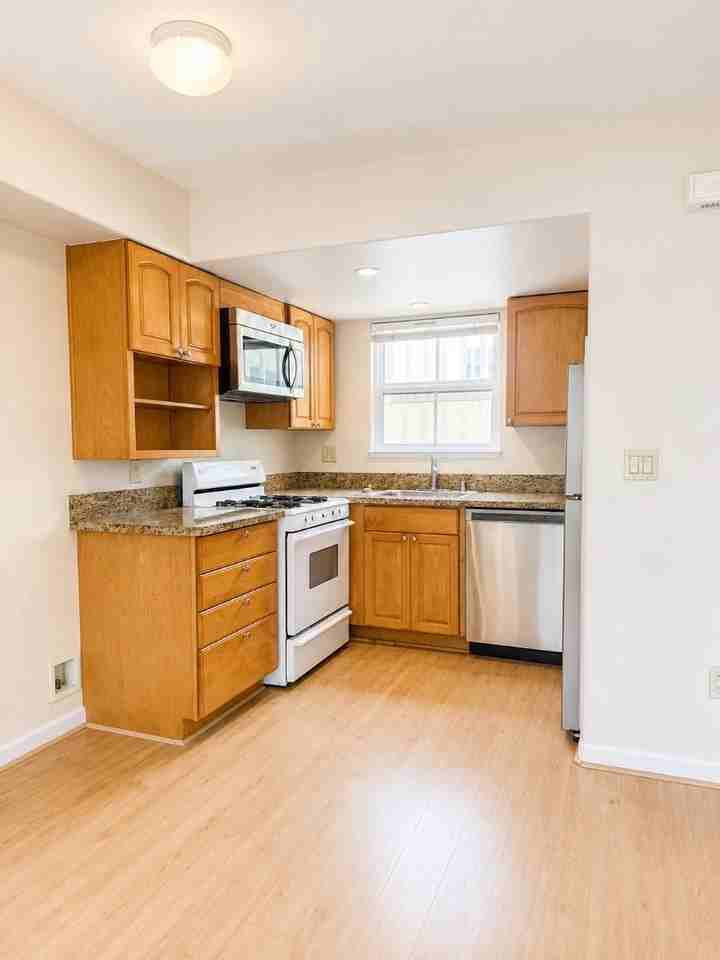 901 Hawthorne St - Photo 3 of 9
