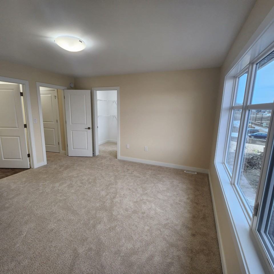 254 Whitehorn Cres - Photo 4 of 12