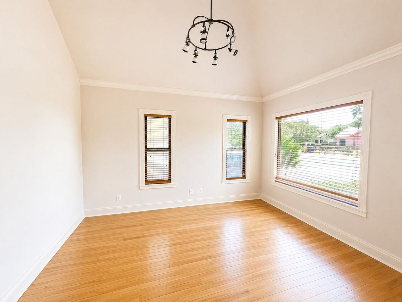 1410 W 51st St - Photo 4 of 22