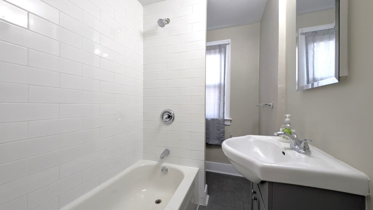 1580 Dufferin Pl Uppr - Photo 2 of 7