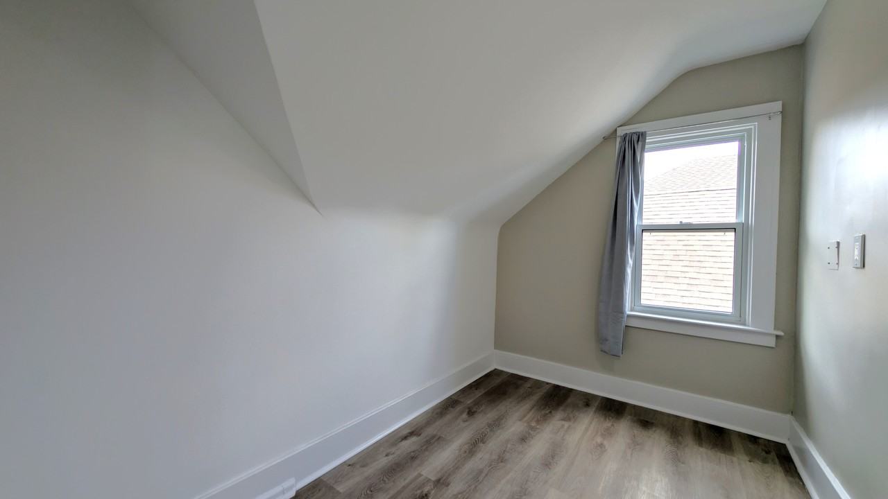1580 Dufferin Pl Uppr - Photo 4 of 7