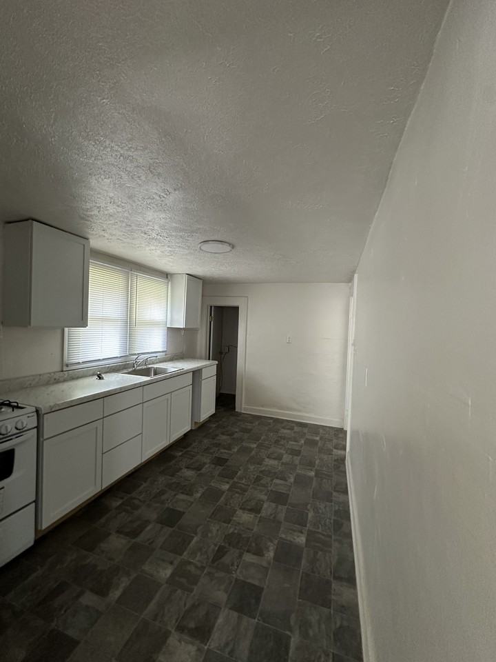 1232 1/2 E 29th St #1-2 - Photo 4 of 7