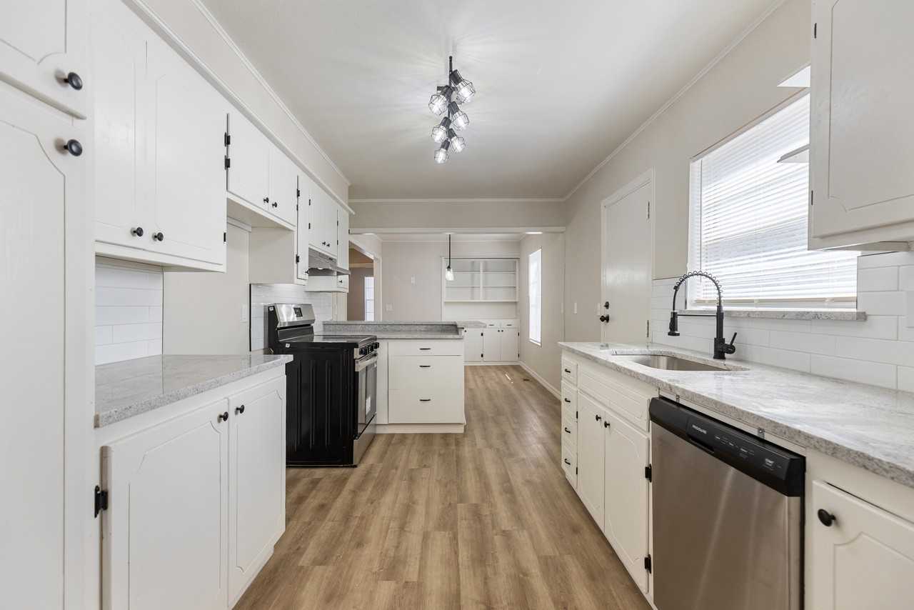 6608 Se 15th St #1 - Photo 2 of 23