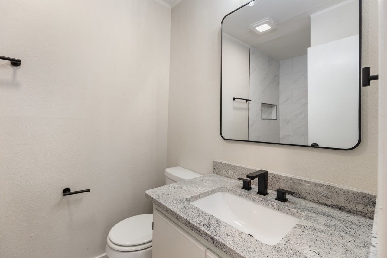 6608 Se 15th St #1 - Photo 3 of 23