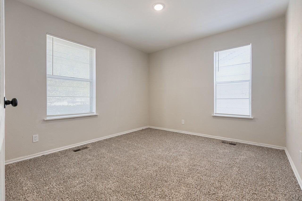 6608 Se 15th St #1 - Photo 5 of 23