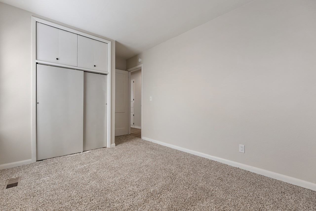 6608 Se 15th St #1 - Photo 6 of 23