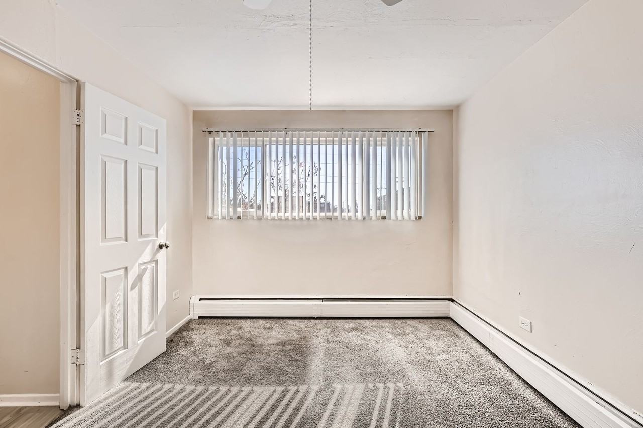 1415 Yosemite Plainsman Apartments (1 and 2 Bedroom Units) - Photo 4 of 22