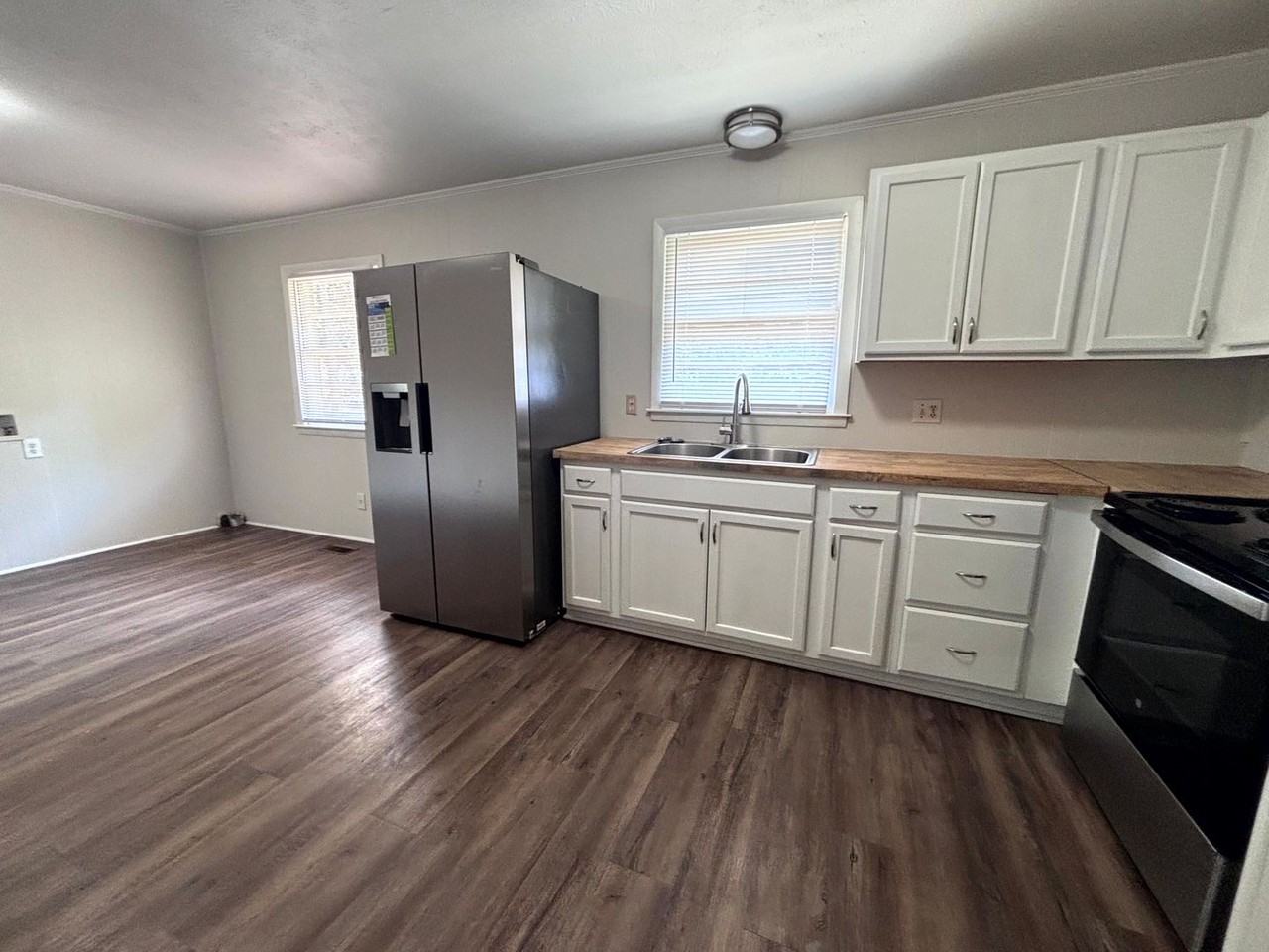 944 Lark Dr - Photo 2 of 14