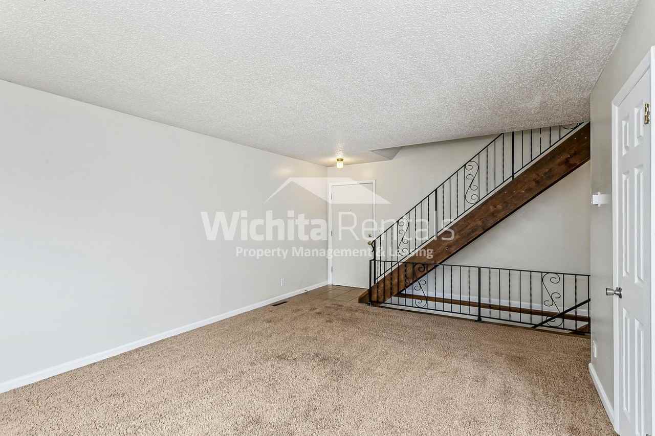 2303 S White Oak Dr - Photo 3 of 14