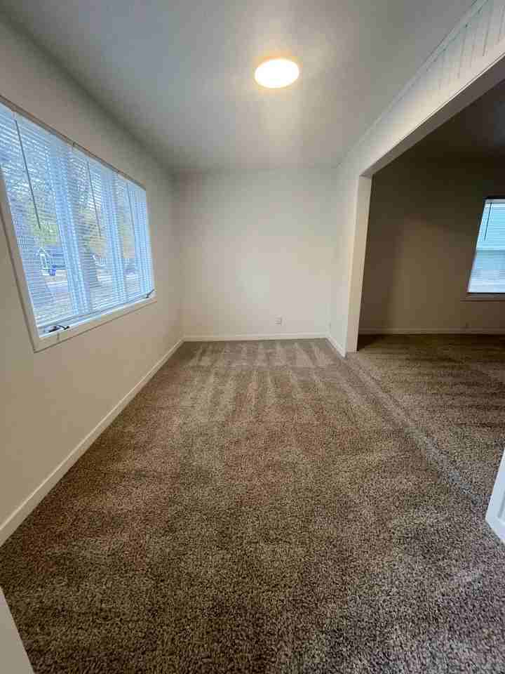1907 S Prairie Ave - Photo 5 of 36